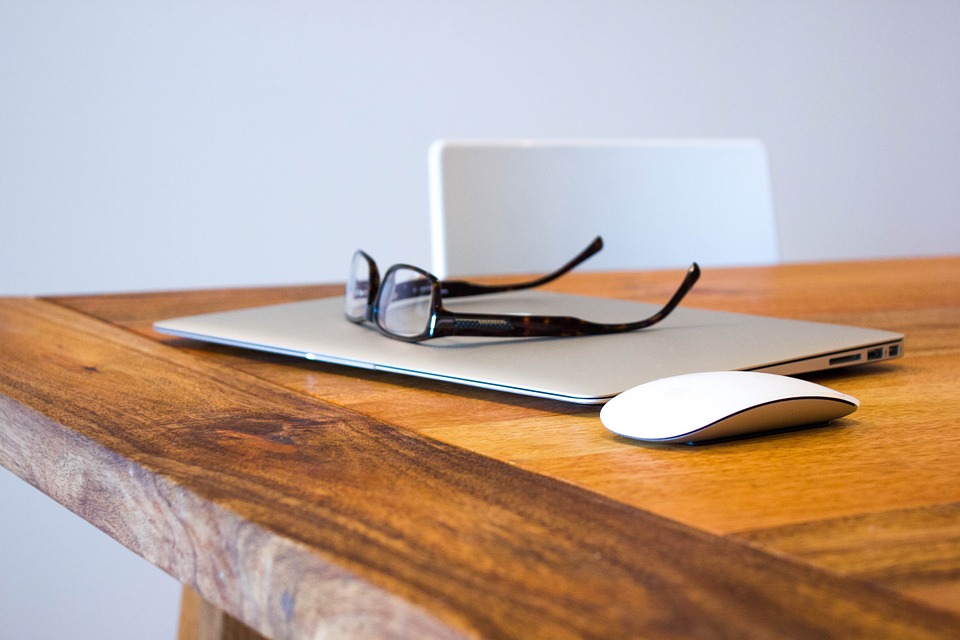 Brille auf dem Laptop